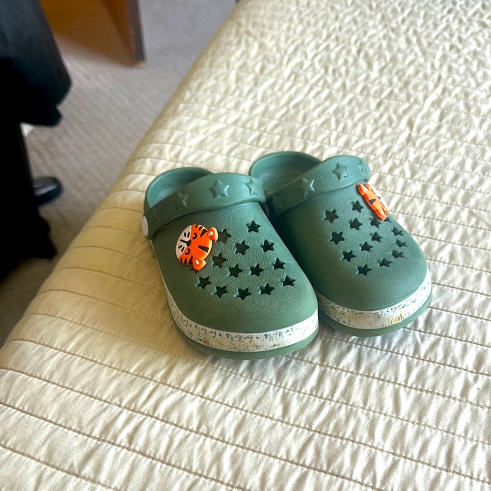 Kids Green Star Clogs